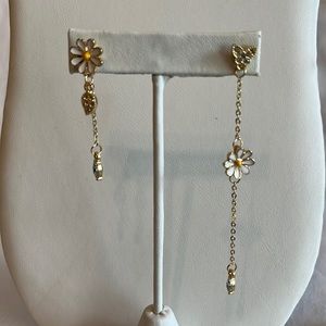 Gold Tone Butterfly/Daisy Earrings
